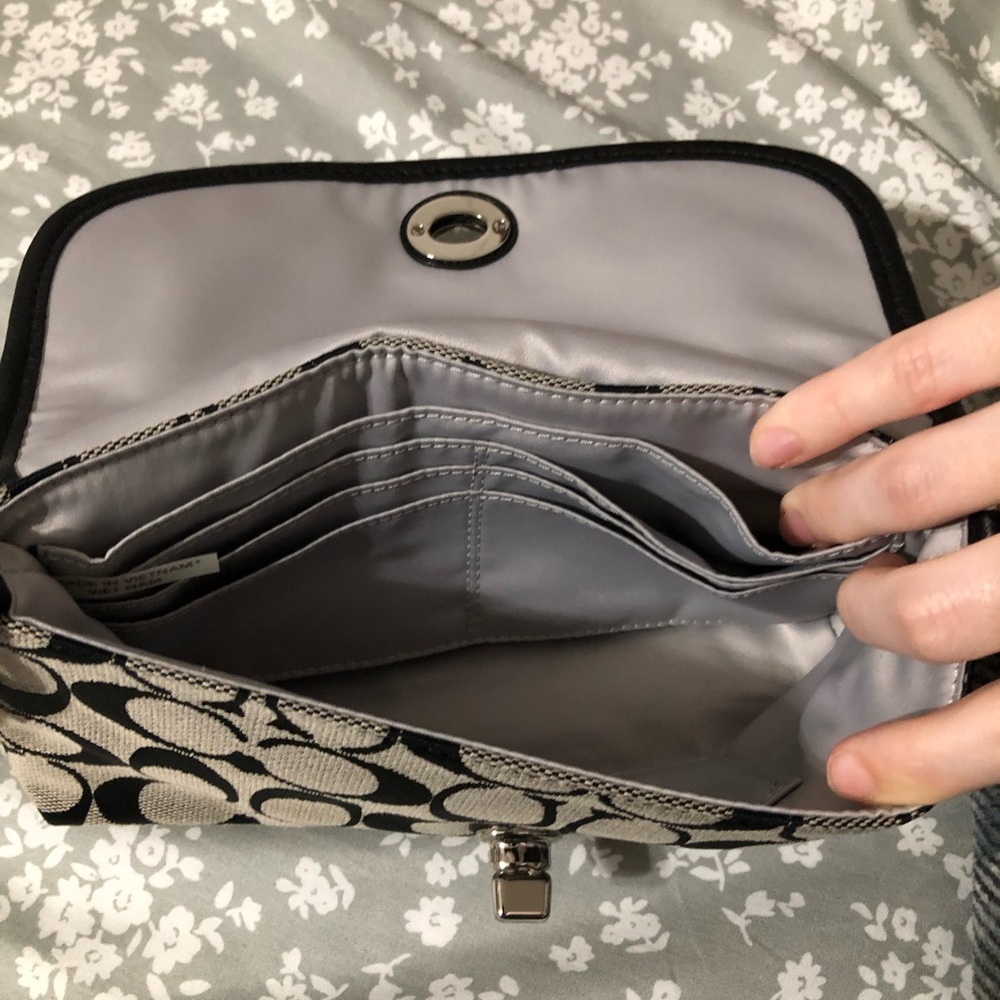 Coach wristlet - Picture 4 of 4